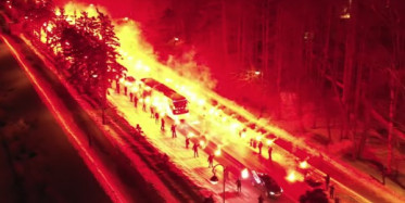 Zenit taraftarı Fenerbahçe maçı için stada giden takımlarını meşale gösterisiyle karşıladı