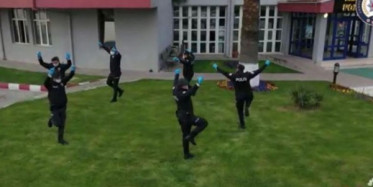 Polis Ekiplerinden Sosyal Mesafeye İlişkin Şoke Eden Görüntüler! 