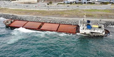 Zeytinburnu'nda Karaya Oturan Yabancı Gemi Kurtarılmayı Bekliyor