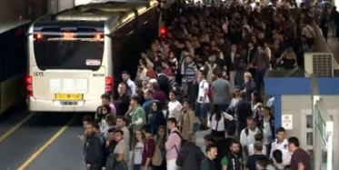 Zincirirlikuyu Metrobüs Durağındaki Yoğunluk Zor Anlar Yaşattı