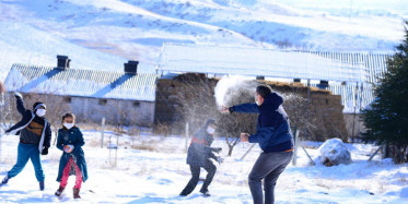 Ziya Selçuk Öğrencilerle Kar Topu Savaşı Yaptı