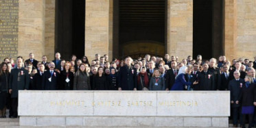 Milli Eğitim Bakanı Ziya Selçuk ve Öğrenciler Anıtkabir'i Ziyaret Etti